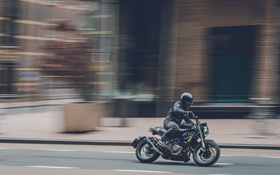 Neufahrzeug Husqvarna Svartpilen 401 - Bild 9