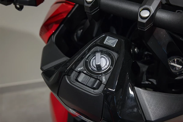 Honda ADV350 (Hyper Red) - Bild 6