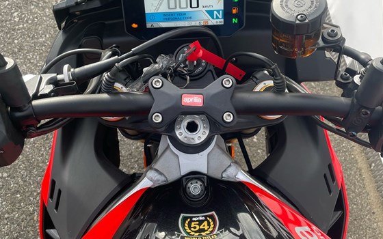 Neufahrzeug Aprilia Tuono V4 1100 Factory - Bild 2 Neufahrzeug Aprilia Tuono V4 1100 Factory - Bild 2