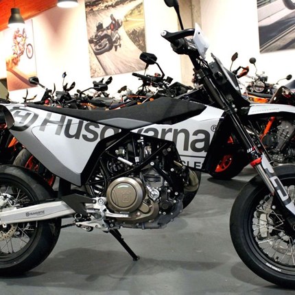 NEUFAHRZEUG Husqvarna 701 Supermoto