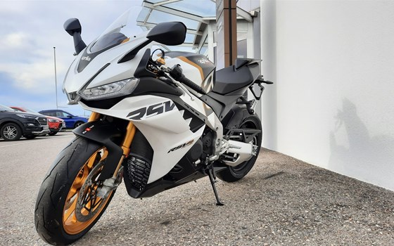 Neufahrzeug Aprilia RSV4 1100 Factory - Bild 10 Neufahrzeug Aprilia RSV4 1100 Factory - Bild 10