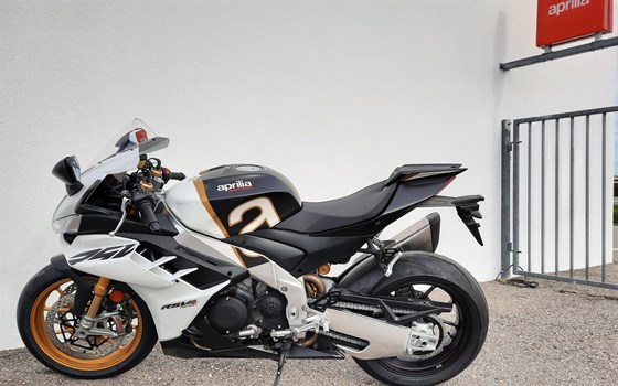 Neufahrzeug Aprilia RSV4 1100 Factory - Bild 11 Neufahrzeug Aprilia RSV4 1100 Factory - Bild 11