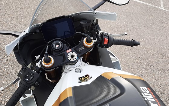 Neufahrzeug Aprilia RSV4 1100 Factory - Bild 7 Neufahrzeug Aprilia RSV4 1100 Factory - Bild 7