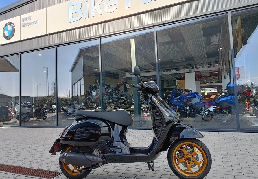 Vespa GTS 300 hpe Super (Nero Lucido)