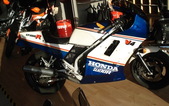 Gebrauchtmotorrad Honda VF 1000 R - Bild 3