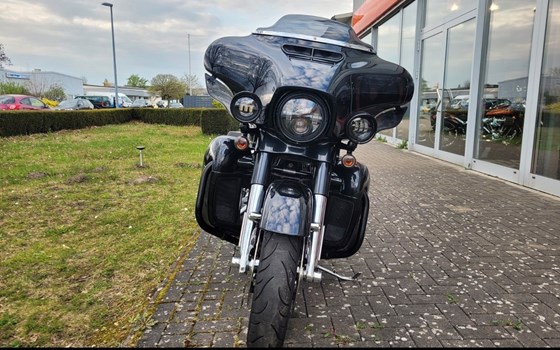 Gebrauchtmotorrad Harley-Davidson CVO Street Glide FLHXSE - Bild 3