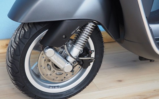 Gebrauchtmotorrad Vespa GTS 300 i.e. Super Sport - Bild 14 Gebrauchtmotorrad Vespa GTS 300 i.e. Super Sport - Bild 14