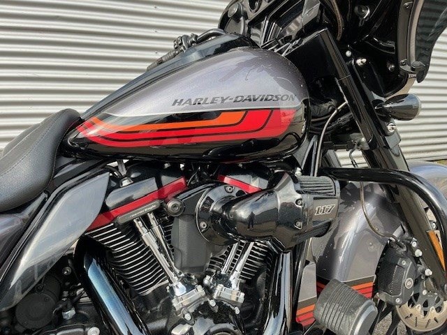 Harley-Davidson CVO Street Glide FLHXSE (Smoky Gray & Black Hole (Metallic)) - Bild 2