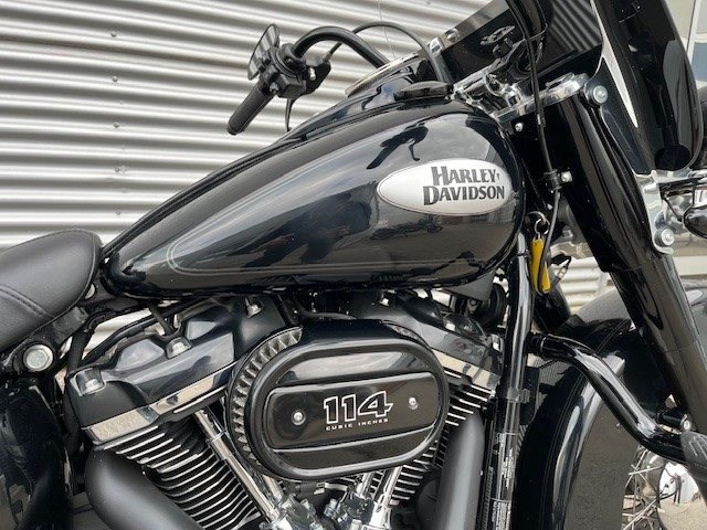 Harley-Davidson Softail Heritage Classic 114 FLHCS (Vivid Black) - Bild 2