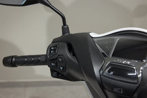 Honda SH125i (matt pearl cool white) - Bild 8