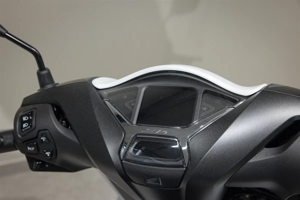 Honda SH125i (matt pearl cool white) - Bild 9