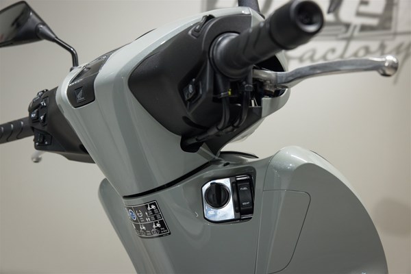 Honda SH125i (Pearl Falcon Gray) - Bild 7