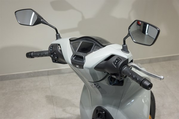 Honda SH125i (Pearl Falcon Gray) - Bild 8