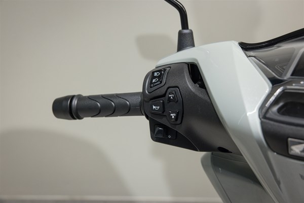 Honda SH125i (Pearl Falcon Gray) - Bild 9