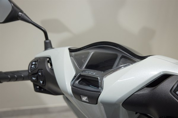 Honda SH125i (Pearl Falcon Gray) - Bild 10
