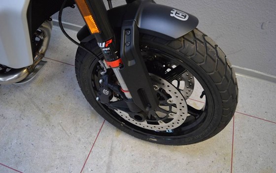 Neufahrzeug Husqvarna Svartpilen 801 - Bild 4