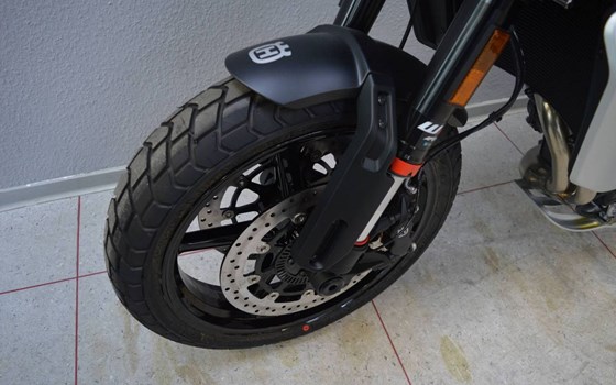 Neufahrzeug Husqvarna Svartpilen 801 - Bild 9