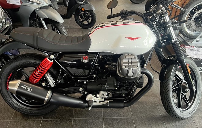 Moto Guzzi V7 II Stone