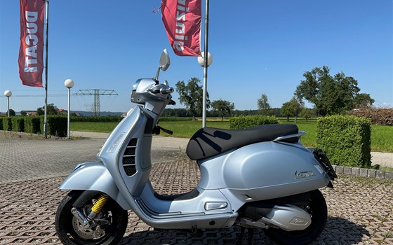 Gebrauchtmotorrad Vespa GTS 300 Super Tech - Bild 3 Gebrauchtmotorrad Vespa GTS 300 Super Tech - Bild 3