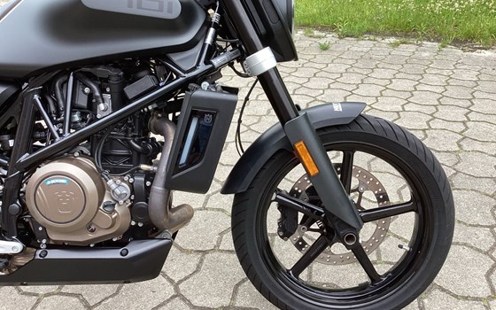 Gebrauchtmotorrad Husqvarna Svartpilen 701 - Bild 9