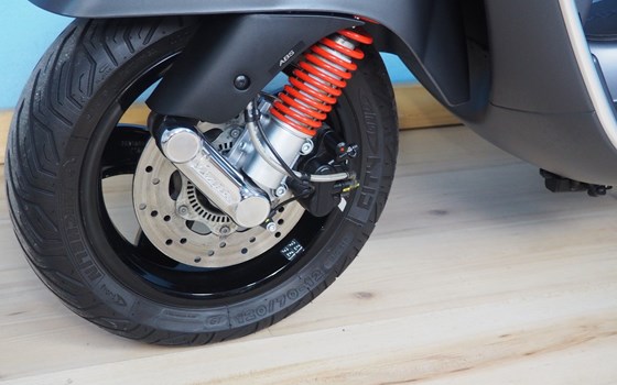 Gebrauchtmotorrad Vespa GTS 125 Supersport iGET - Bild 11 Gebrauchtmotorrad Vespa GTS 125 Supersport iGET - Bild 11