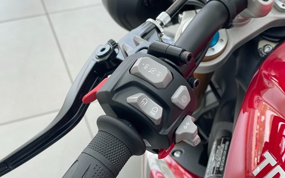 Gebrauchtmotorrad Triumph Speed Triple R - Bild 9 Gebrauchtmotorrad Triumph Speed Triple R - Bild 9