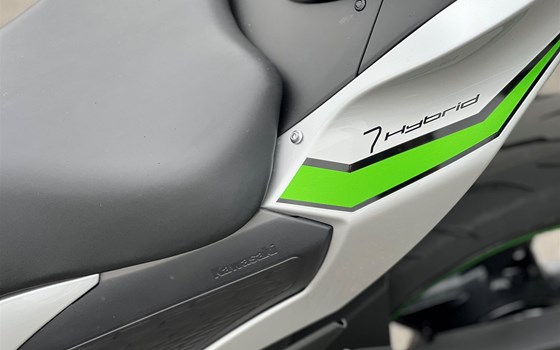 Gebrauchtmotorrad Kawasaki Ninja 7 Hybrid - Bild 7
