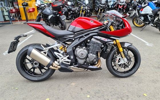 Gebrauchtmotorrad Triumph Speed Triple 1200 RR - Bild 1 Gebrauchtmotorrad Triumph Speed Triple 1200 RR - Bild 1