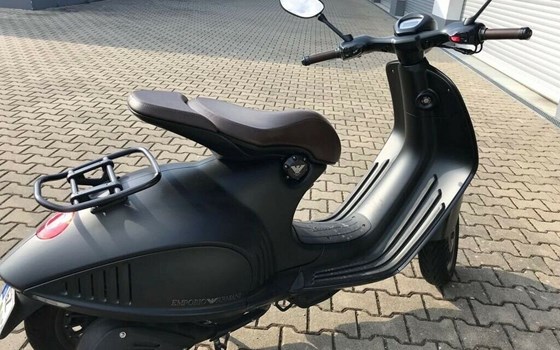Gebrauchtmotorrad Vespa 946 125ie 3V EMPORIO ARMANI - Bild 2