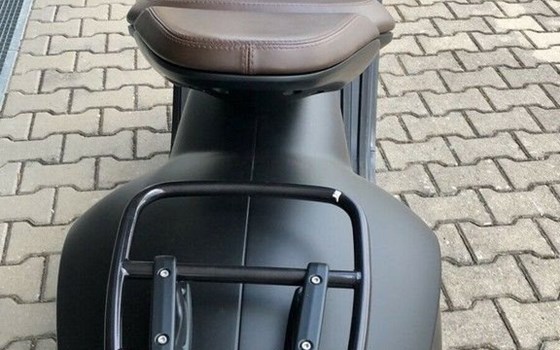 Gebrauchtmotorrad Vespa 946 125ie 3V EMPORIO ARMANI - Bild 6