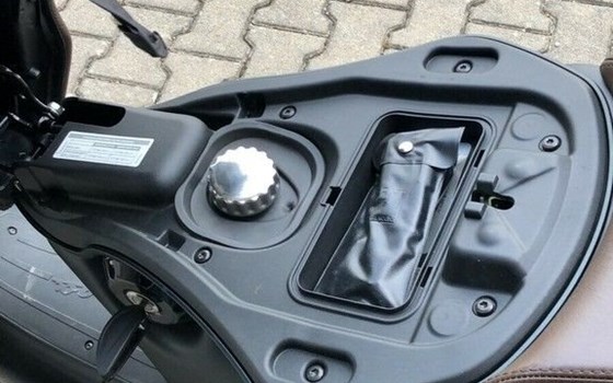 Gebrauchtmotorrad Vespa 946 125ie 3V EMPORIO ARMANI - Bild 7