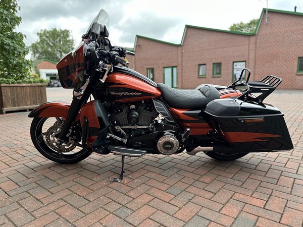 Gebrauchtmotorrad Harley-Davidson CVO Street Glide FLHXSE