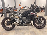 Gebrauchtmotorrad Triumph Street Triple 765 RS *silber* Modell 2017
