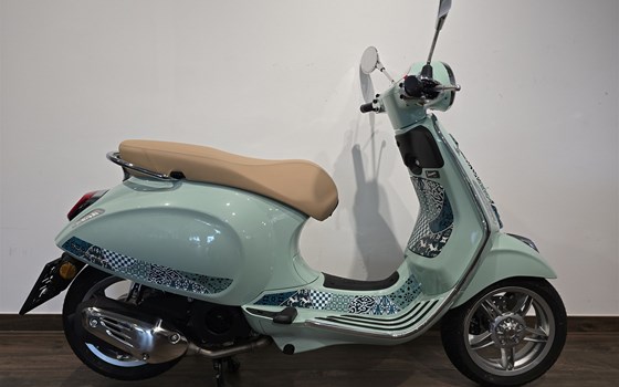 Neufahrzeug Vespa Primavera 125 Batik - Bild 1 Neufahrzeug Vespa Primavera 125 Batik - Bild 1
