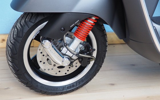 Gebrauchtmotorrad Vespa GTS 125 i.e. Super Sport - Bild 11 Gebrauchtmotorrad Vespa GTS 125 i.e. Super Sport - Bild 11