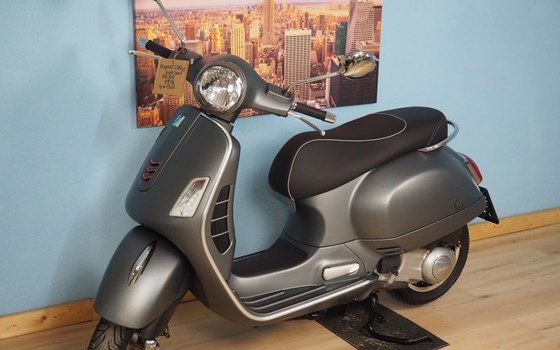 Gebrauchtmotorrad Vespa GTS 300 i.e. Super Sport - Bild 1 Gebrauchtmotorrad Vespa GTS 300 i.e. Super Sport - Bild 1