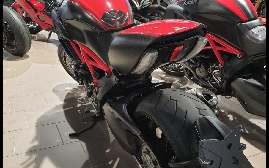 Angebot Ducati Diavel Carbon Bild 2: Angebot Ducati Diavel Carbon