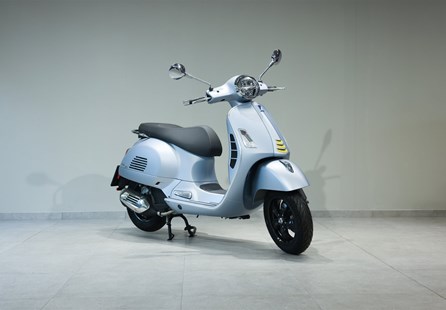 Vespa GTS 125 Supertech iGET (Grigio Delicato Matt)