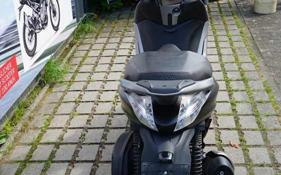 Gebrauchtmotorrad Piaggio Beverly 350ie Sport Touring - Bild 3