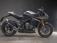 Neumotorrad Triumph Speed Triple 1200 RR Breitling Limited Edition Jetzt ab 299,-€/m fahren