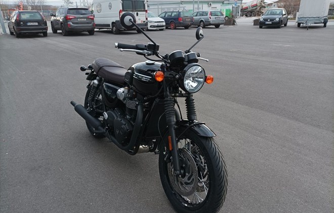 Triumph Bonneville T120 Black