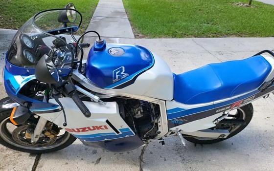 Gebrauchtmotorrad Suzuki GSX-R 750 - Bild 1 Gebrauchtmotorrad Suzuki GSX-R 750 - Bild 1