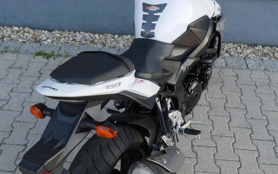 Gebrauchtmotorrad Suzuki GSR 750 - Bild 8