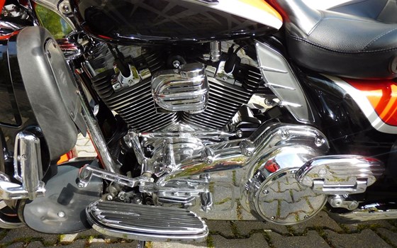 Gebrauchtmotorrad Harley-Davidson CVO FLHTCUSE Ultra Classic Electra Glide - Bild 4