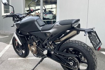 Husqvarna Svartpilen 801