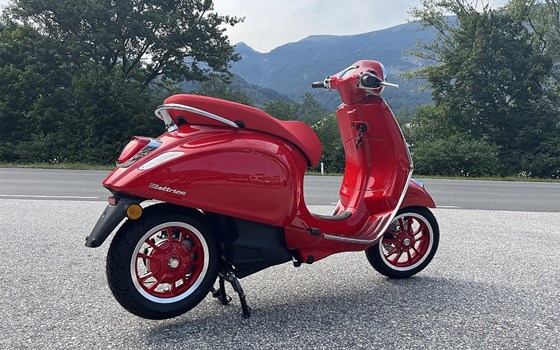 Neufahrzeug Vespa Elettrica RED - Bild 2 Neufahrzeug Vespa Elettrica RED - Bild 2