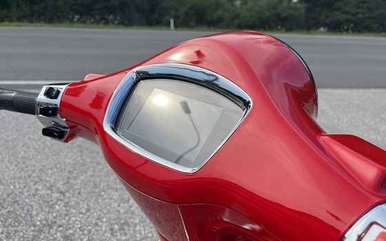 Neufahrzeug Vespa Elettrica RED - Bild 9 Neufahrzeug Vespa Elettrica RED - Bild 9