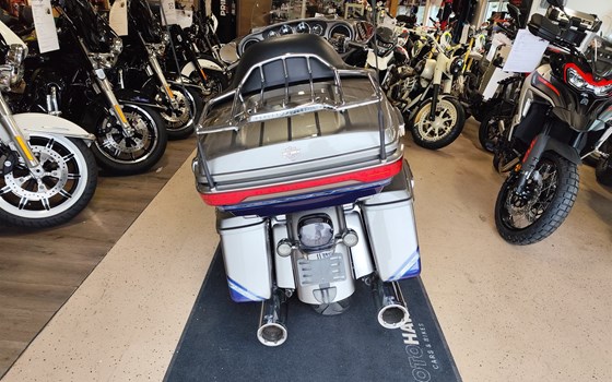 Gebrauchtmotorrad Harley-Davidson CVO Ultra Limited FLHTKSE - Bild 4 Gebrauchtmotorrad Harley-Davidson CVO Ultra Limited FLHTKSE - Bild 4