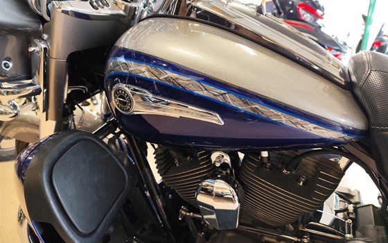 Gebrauchtmotorrad Harley-Davidson CVO Ultra Limited FLHTKSE - Bild 6 Gebrauchtmotorrad Harley-Davidson CVO Ultra Limited FLHTKSE - Bild 6
