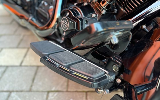 Gebrauchtmotorrad Harley-Davidson CVO Street Glide FLHXSE - Bild 12 Gebrauchtmotorrad Harley-Davidson CVO Street Glide FLHXSE - Bild 12